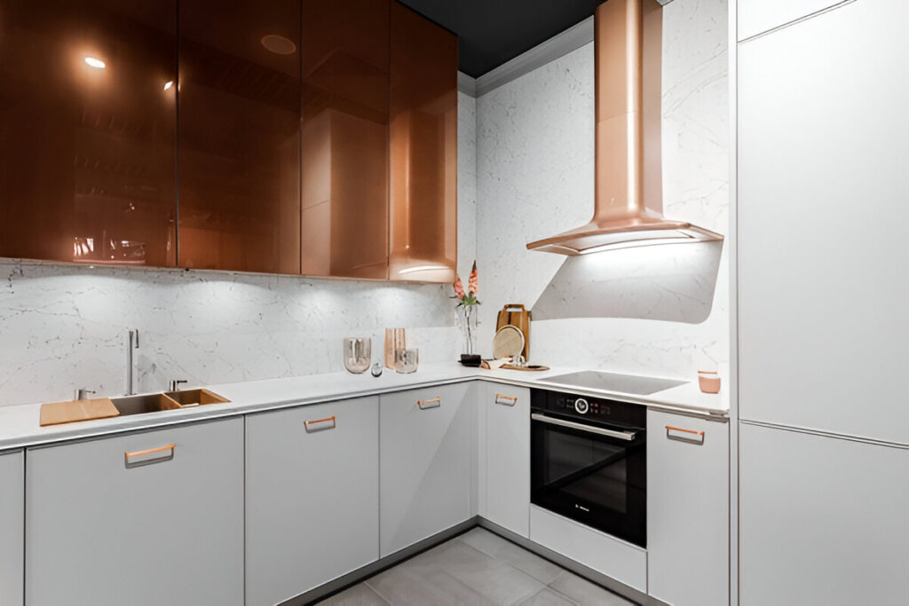 مطبخ مودرن بألوان نحاسية لامعة وجدران رخامية بيضاء وتصميم عصري أنيق